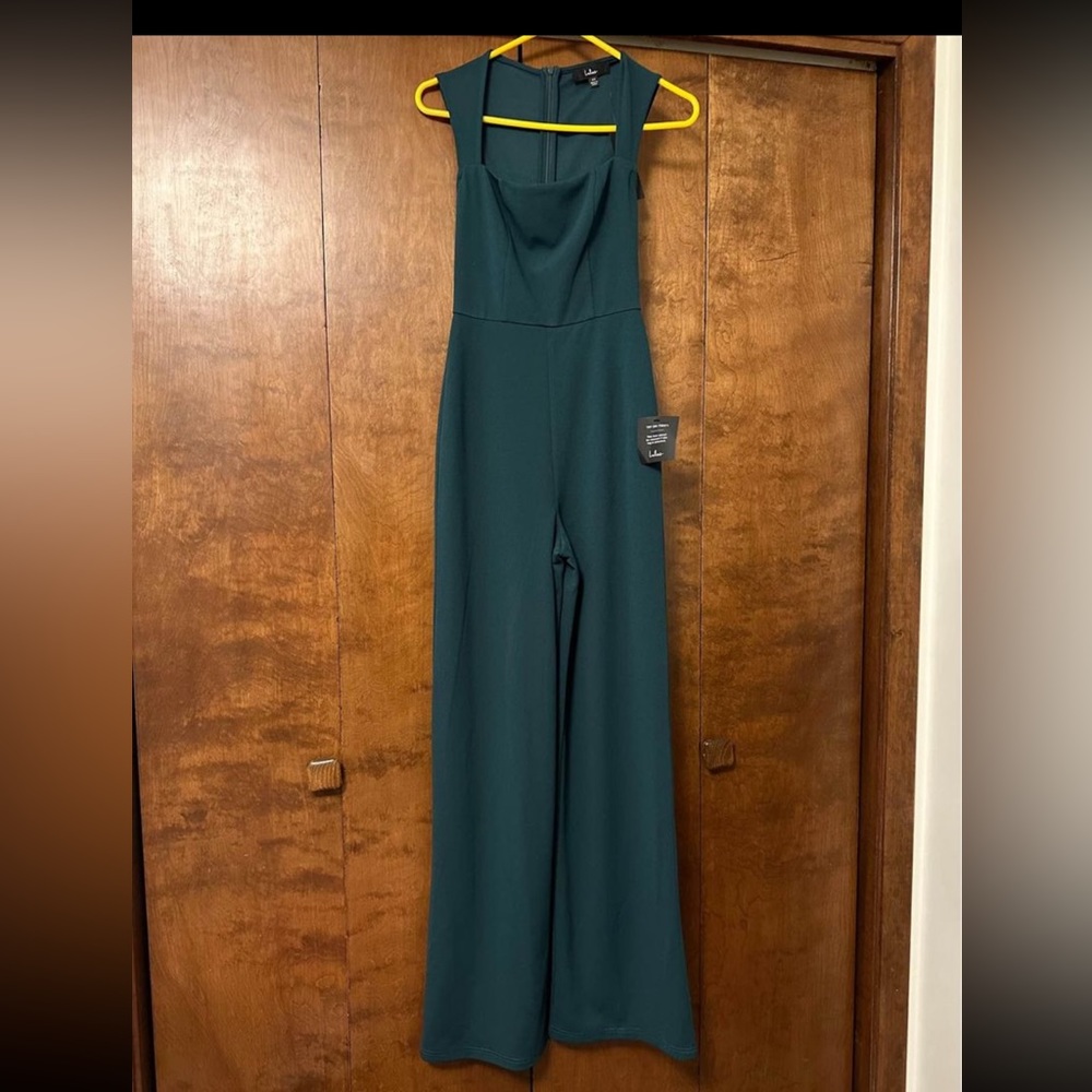 NWT Lulus Jumpsuit size xs but could fit a small.